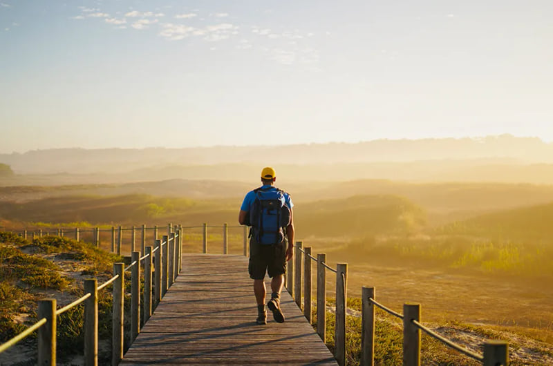 Eine Person auf dem Pilgerweg Via Baltica